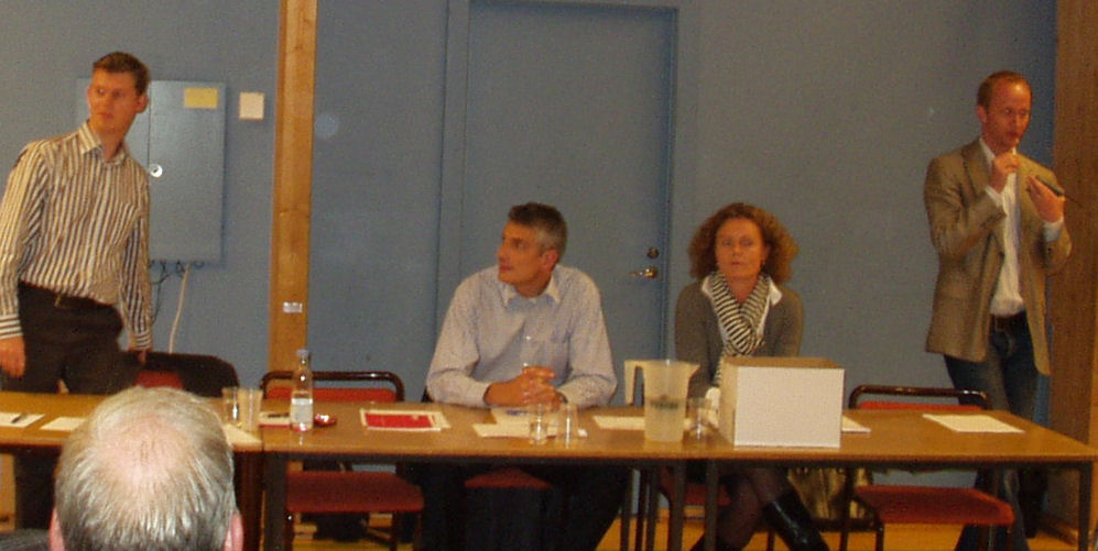 Billede fra møde i Terslev Hallen d. 8/10 2008. Lise Stampe og drengene, Tore og Henrik m.fl.