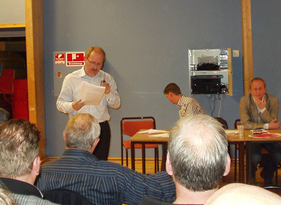 Billede fra møde i Terslev Hallen d. 8/10 2008. Borgmester, René Tuekær forsøger at berolige forsamlingen